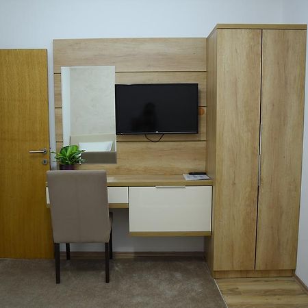 Garni Uni Elita Lux Hotel Ni Buitenkant foto