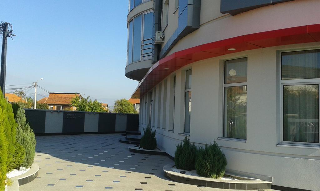 Garni Uni Elita Lux Hotel Ni Buitenkant foto