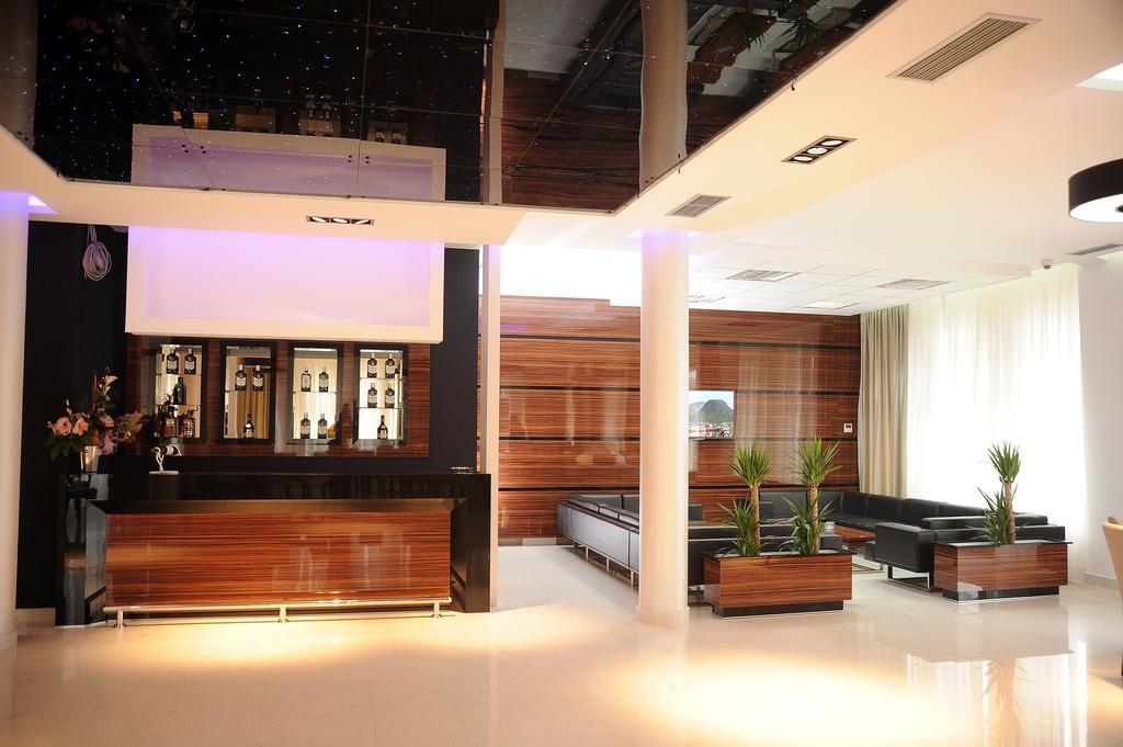 Garni Uni Elita Lux Hotel Ni Buitenkant foto