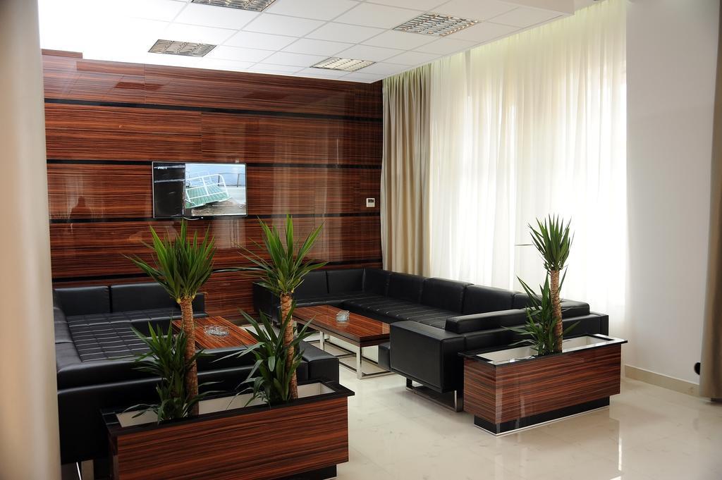 Garni Uni Elita Lux Hotel Ni Buitenkant foto