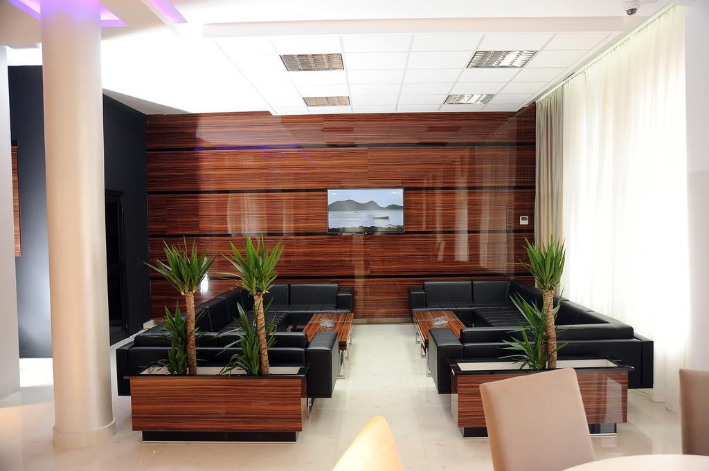 Garni Uni Elita Lux Hotel Ni Buitenkant foto