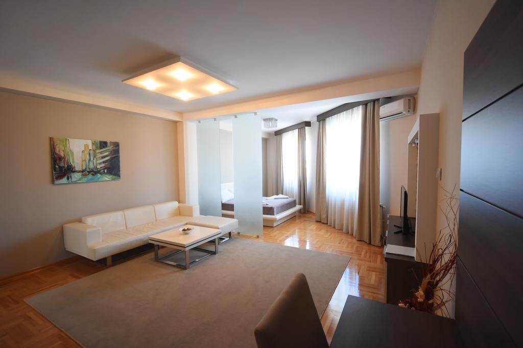 Garni Uni Elita Lux Hotel Ni Buitenkant foto