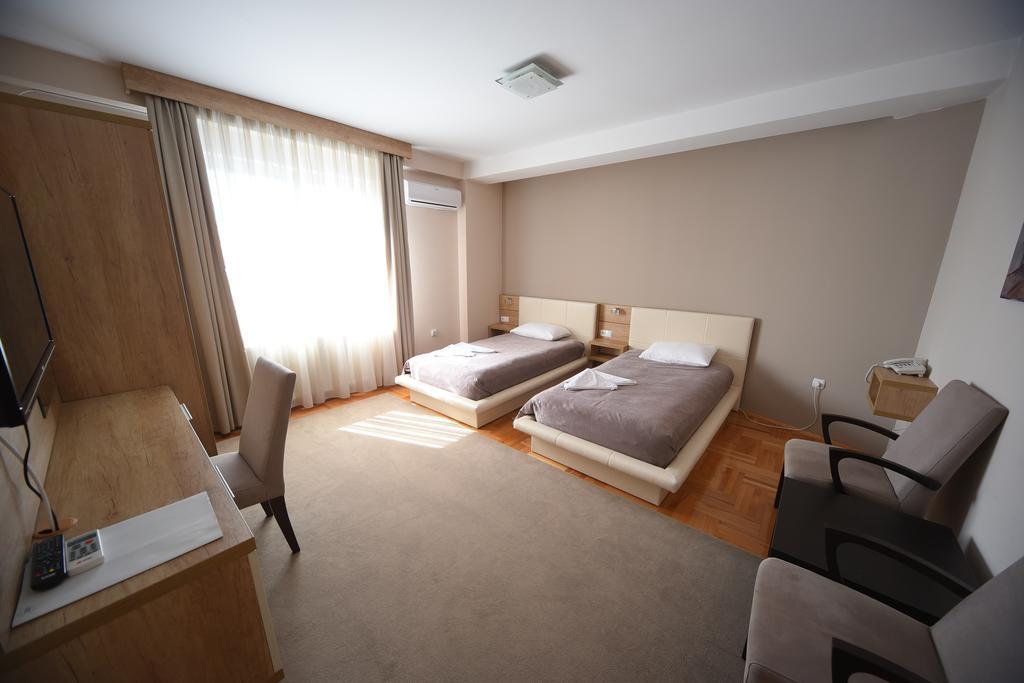 Garni Uni Elita Lux Hotel Ni Buitenkant foto
