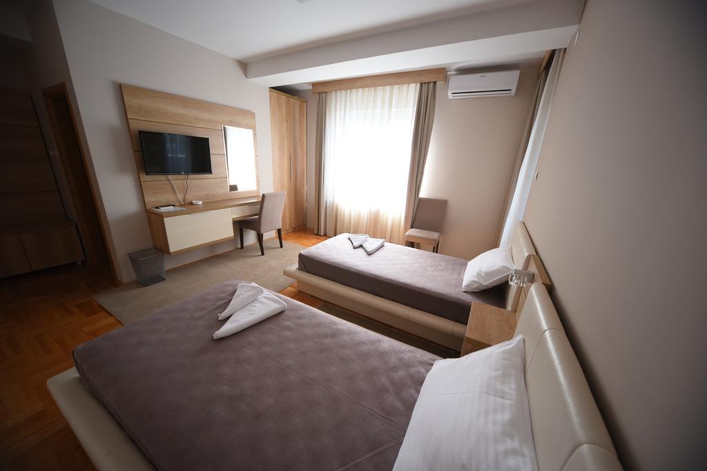 Garni Uni Elita Lux Hotel Ni Buitenkant foto