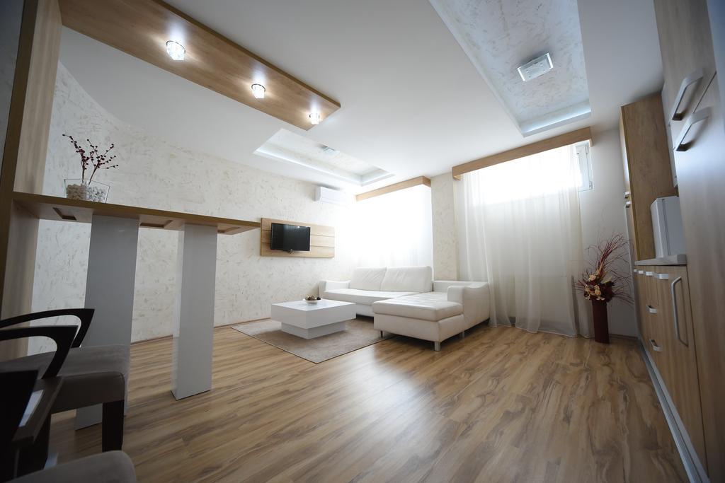 Garni Uni Elita Lux Hotel Ni Buitenkant foto